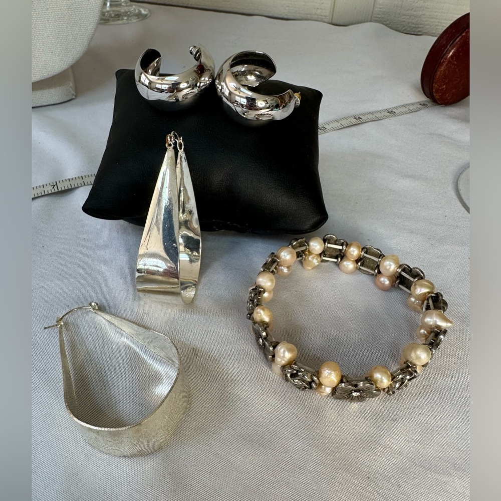 Freshwater pearl bead bracelet with hoop earrings